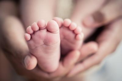 Hands holding babies feet